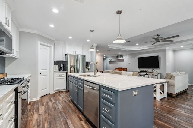 129 Bridgepoint, Onalaska, TX 77360 - kitchen featuring appliances with stainless steel finishes, a sink, white cabinets, open floor plan, and crown molding