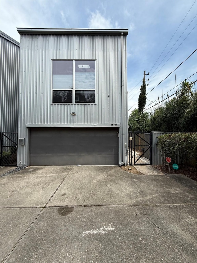 2508 Calumet St Unit E, Houston, TX 77004 - garage featuring a gate and driveway