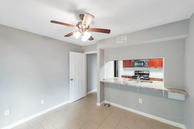 12633 Memorial Dr Unit 179, Houston, TX 77024 - kitchen featuring a peninsula, a sink, range with electric stovetop, a ceiling fan, and a breakfast bar