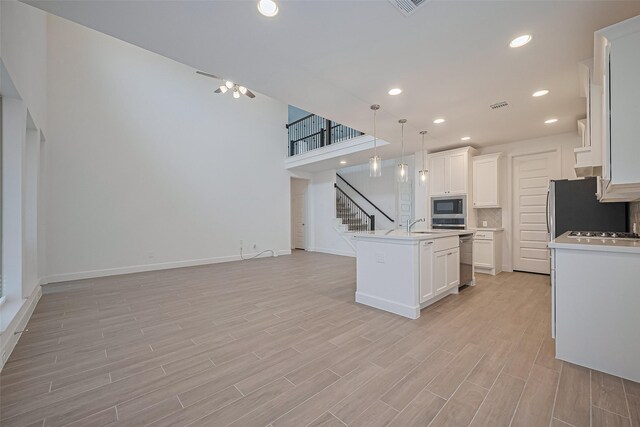 30351 Spragletop View St, Brookshire, TX 77423 - kitchen featuring appliances with stainless steel finishes, light countertops, open floor plan, and recessed lighting