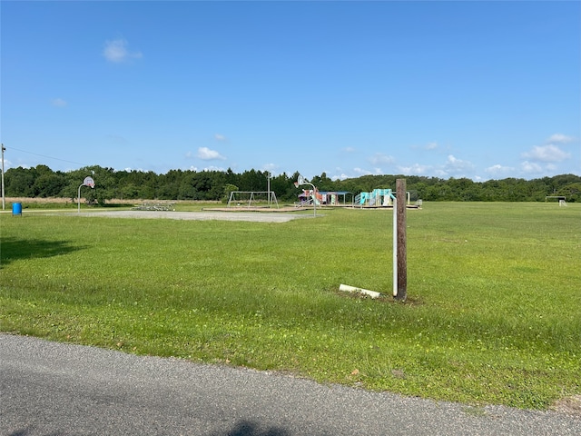 231 Bayshore Rd, Anahuac, TX 77514 - view of property's community featuring a yard