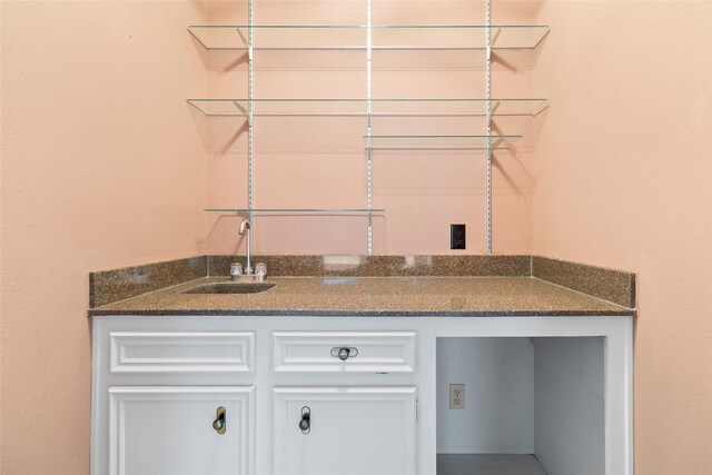 1925 E Lake Dr, Huntsville, TX 77340 - laundry room with a sink