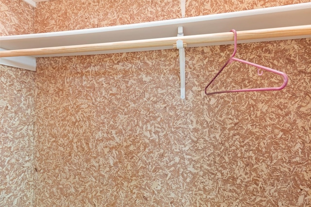 1925 E Lake Dr, Huntsville, TX 77340 - detailed view of wallpapered walls