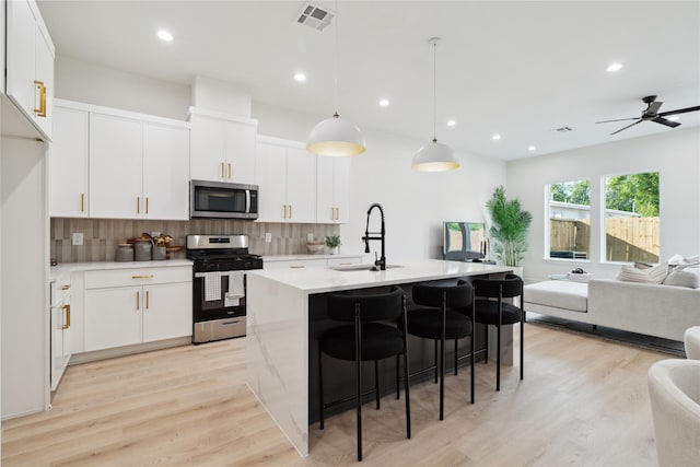 3735 Lydia St, Houston, TX 77021 - kitchen with appliances with stainless steel finishes, open floor plan, a sink, tasteful backsplash, and light countertops