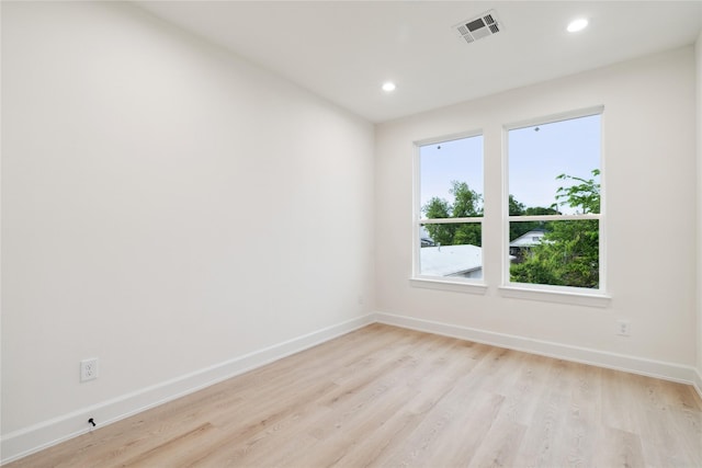3735 Lydia St, Houston, TX 77021 - unfurnished room with baseboards, light wood finished floors, and recessed lighting
