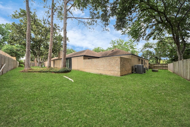 15707 Steamboat Ln, Houston, TX 77079 - view of yard featuring central AC