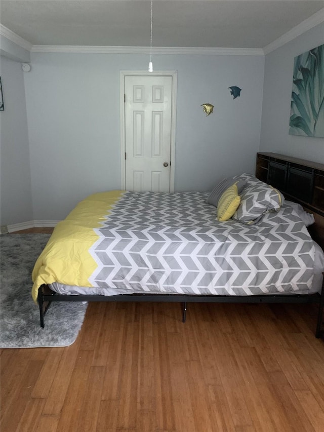 1609 E Bayshore Dr, Dickinson, TX 77539 - bedroom featuring crown molding, wood finished floors, and baseboards