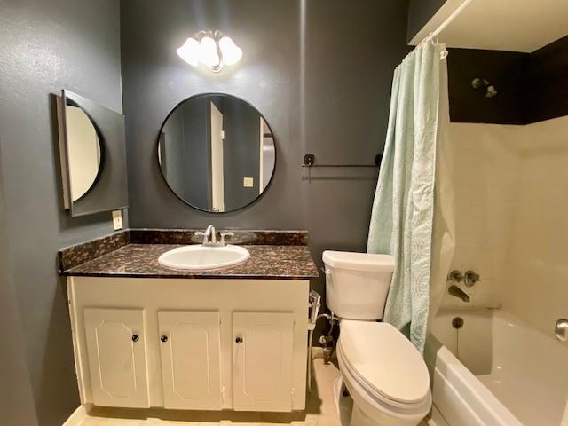 2121 Fountain View Dr Unit 8, Houston, TX 77057 - full bathroom with toilet, vanity, shower / tub combo, and baseboards