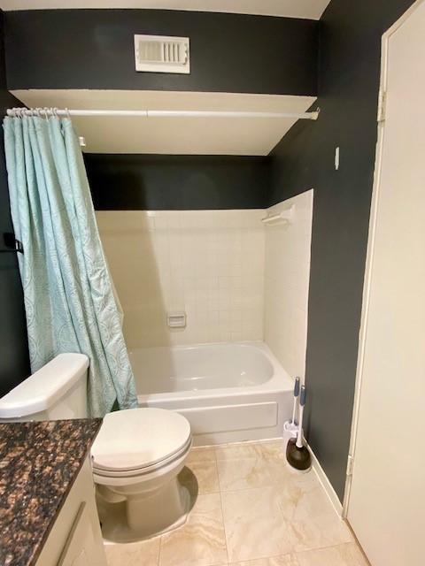 2121 Fountain View Dr Unit 8, Houston, TX 77057 - full bath with toilet, shower / bath combination with curtain, vanity, and baseboards