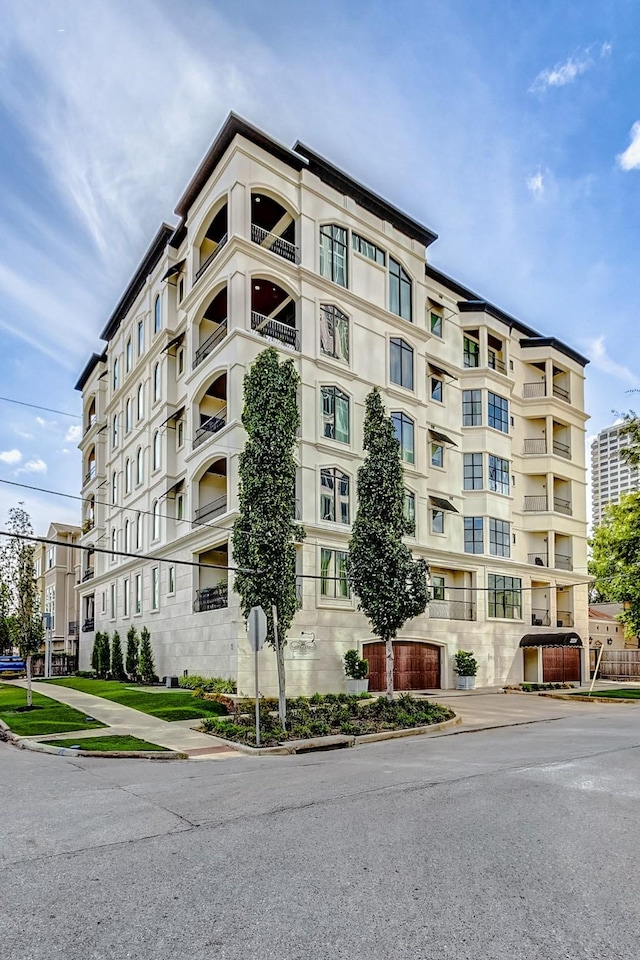 2221 Welch St Unit 601, Houston, TX 77019 - view of apartment building / complex