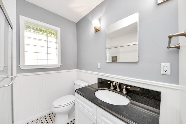 1831 Watercrest Dr, Houston, TX 77008 - full bath featuring a wainscoted wall, a shower with door, vanity, and toilet