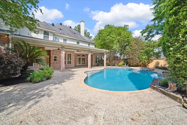 1615 Lake Wilderness Ln, Kingwood, TX 77345 - view of swimming pool featuring a fenced backyard, a patio, a ceiling fan, and a pool with connected hot tub