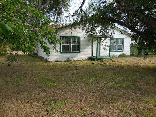 628 Austin St W, Matagorda, TX 77457 - view of front facade with a front yard