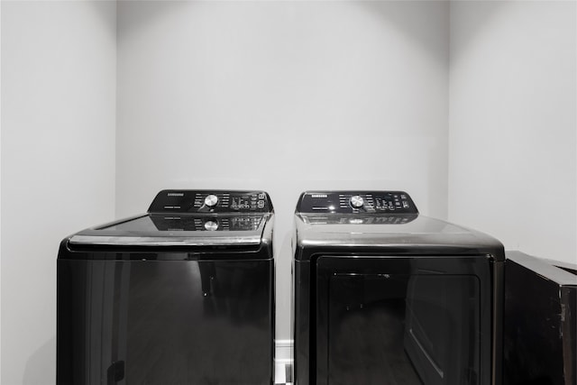 4521 San Felipe St Unit 2601, Houston, TX 77027 - laundry room featuring independent washer and dryer