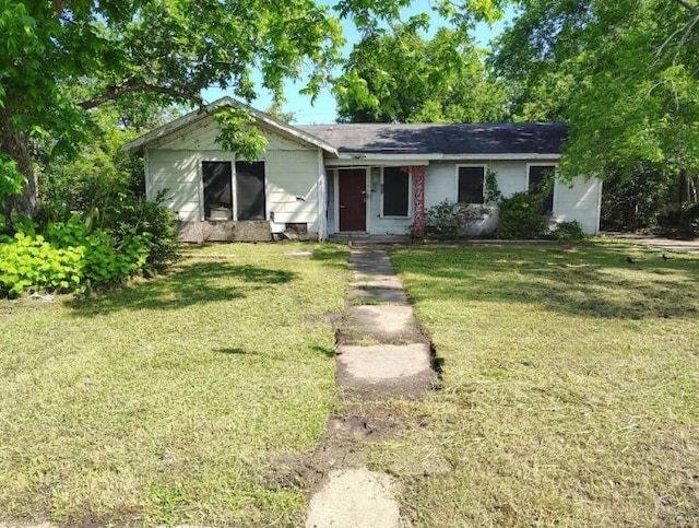 1780 Euclid St, Beaumont, TX 77705 - ranch-style house featuring a front yard and concrete block siding