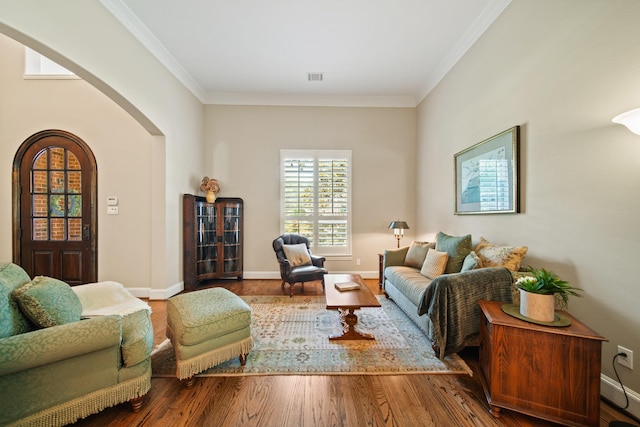 77 Big Trl, Missouri City, TX 77459 - living room featuring arched walkways, crown molding, wood finished floors, and baseboards