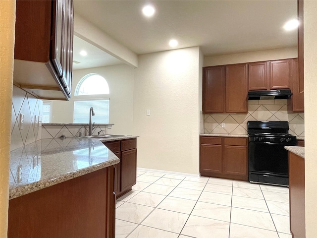 29314 Nectar Bloom Ct, Spring, TX 77386 - kitchen featuring black range with gas stovetop, backsplash, a sink, under cabinet range hood, and recessed lighting