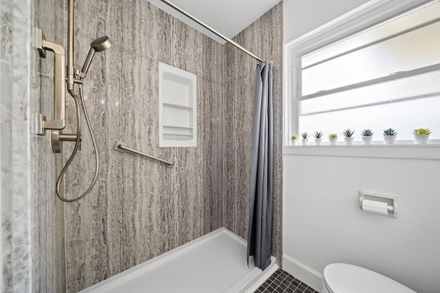 4922 Nina Lee Ln, Houston, TX 77092 - bathroom featuring a shower with curtain, toilet, tile patterned flooring, and baseboards