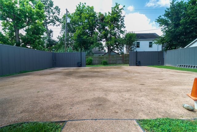326 W 28th St, Houston, TX 77008 - view of yard featuring a gate