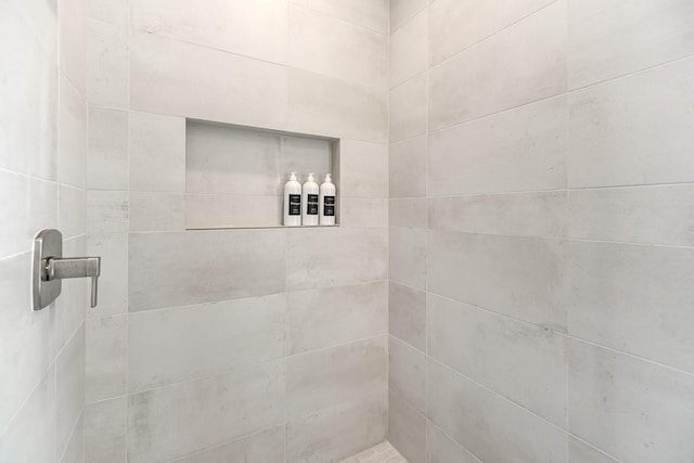 4024 Boho Ln, Houston, TX 77045 - full bath featuring tiled shower