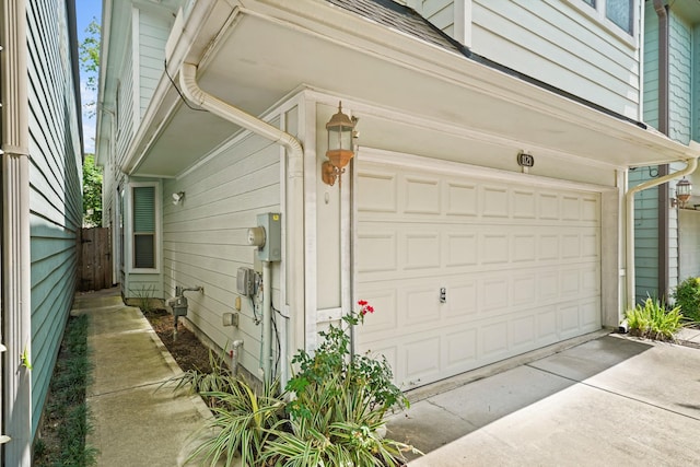 1121 Beall Landing Ct, Houston, TX 77008 - garage featuring driveway