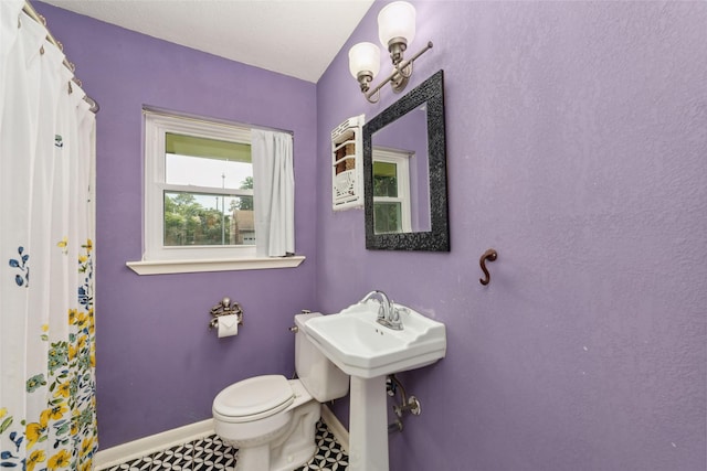 6601 Roos Rd, Houston, TX 77074 - full bathroom with toilet, baseboards, and curtained shower
