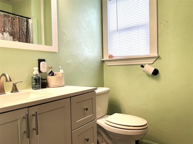 120 N 10th Ave, Teague, TX 75860 - full bathroom featuring vanity, toilet, and a shower with curtain