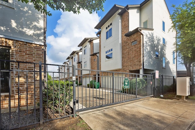 727 Schwartz St, Houston, TX 77020 - view of building exterior featuring a residential view