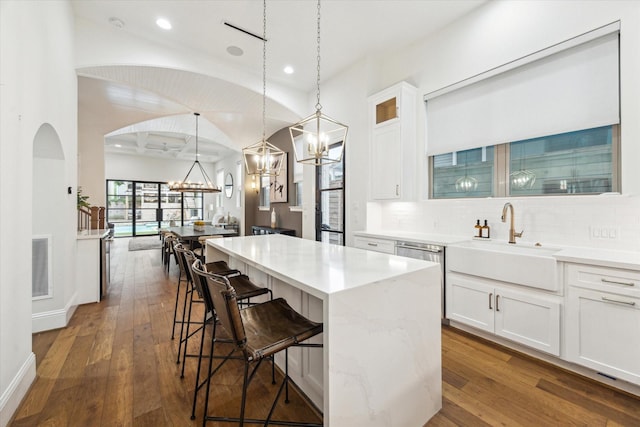 540 W 26th St Unit B, Houston, TX 77008 - kitchen with a chandelier, a sink, dark wood finished floors, tasteful backsplash, and recessed lighting