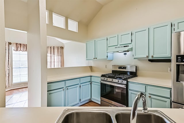 3419 Gladwyne Ln, La Porte, TX 77571 - kitchen with stainless steel appliances, under cabinet range hood, light countertops, and high vaulted ceiling