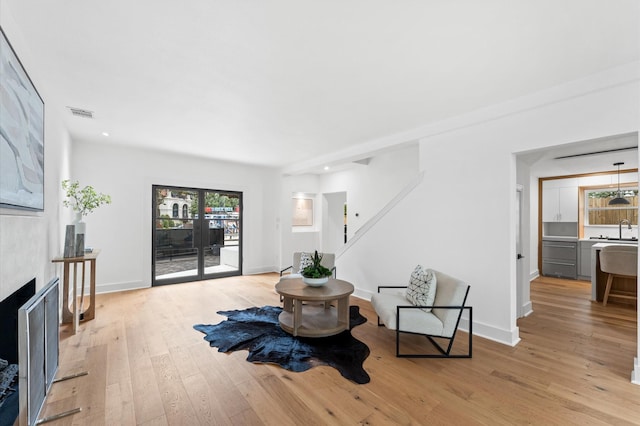 1100 S Shepherd Dr, Houston, TX 77019 - living area with light wood-style flooring, plenty of natural light, and recessed lighting