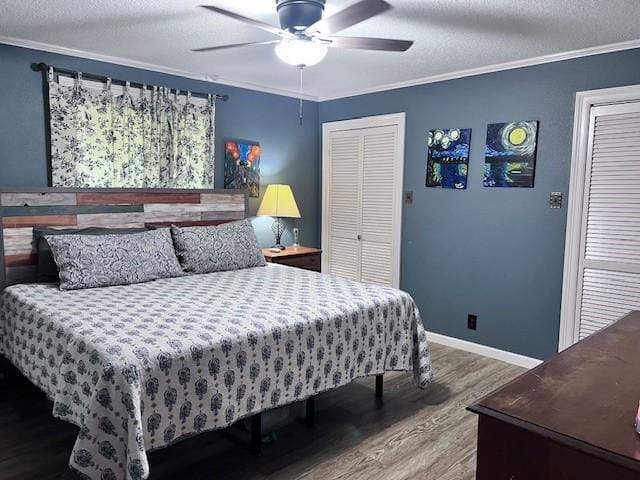 8594 Morgan Ln, Orange, TX 77632 - bedroom with wood finished floors, crown molding, a textured ceiling, baseboards, and ceiling fan