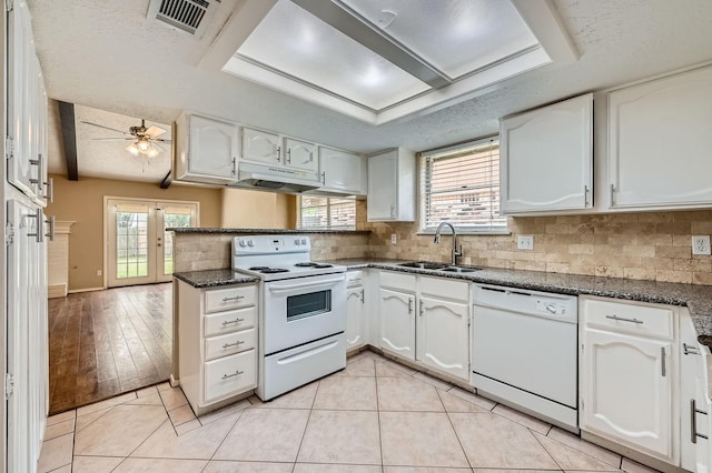 9519 Landry Blvd, Spring, TX 77379 - kitchen featuring white appliances, a sink, under cabinet range hood, a peninsula, and a ceiling fan