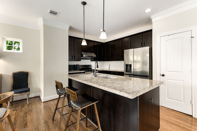1221 W 25th St Unit D, Houston, TX 77008 - kitchen featuring stainless steel fridge with ice dispenser, under cabinet range hood, a sink, crown molding, and a breakfast bar