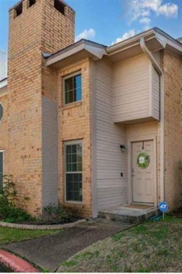 1620 Wellington Pl Unit 303, Beaumont, TX 77706 - view of front facade featuring brick siding
