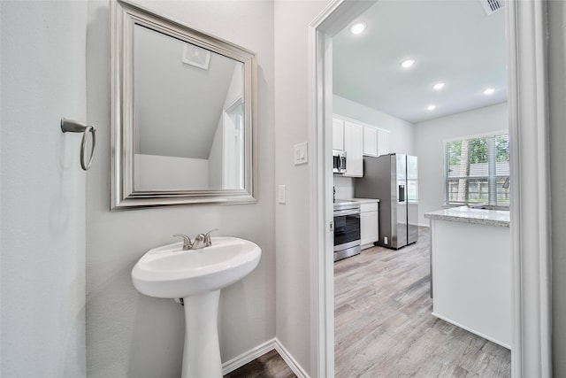 1452 Glenoaks Dr, Conroe, TX 77385 - bathroom featuring wood finished floors, recessed lighting, and baseboards