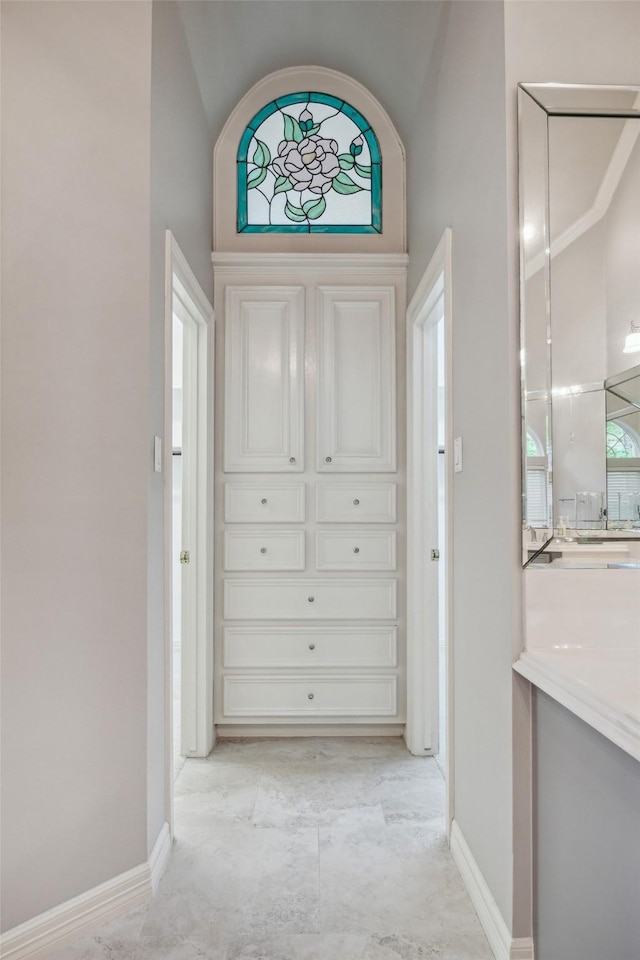 6010 Maple Knob Ct, Kingwood, TX 77345 - corridor with baseboards