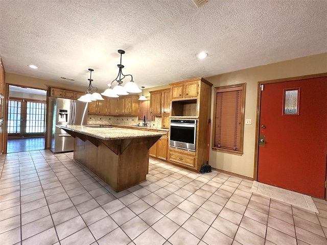 113 Fm 3454th Rd, Huntsville, TX 77320 - kitchen with stainless steel appliances, a sink, a kitchen island, a kitchen breakfast bar, and tasteful backsplash