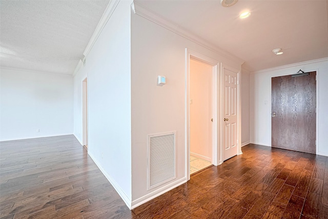 651 Bering Dr Unit 1101, Houston, TX 77057 - hallway with crown molding, wood finished floors, baseboards, and recessed lighting