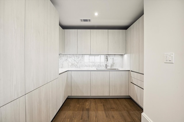 1701 Hermann Dr Unit 27Ce, Houston, TX 77004 - kitchen featuring a sink, light countertops, dark wood-type flooring, tasteful backsplash, and modern cabinets