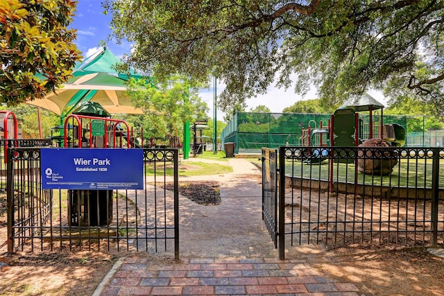 2920 Georgetown St, Houston, TX 77005 - view of property's community featuring a gate