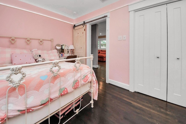 1038 Lawrence St, Houston, TX 77008 - bedroom with wood finished floors, a barn door, and a closet