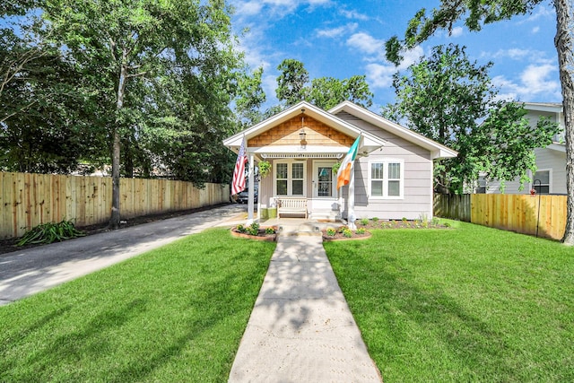 1038 Lawrence St, Houston, TX 77008 - bungalow featuring covered porch and concrete driveway