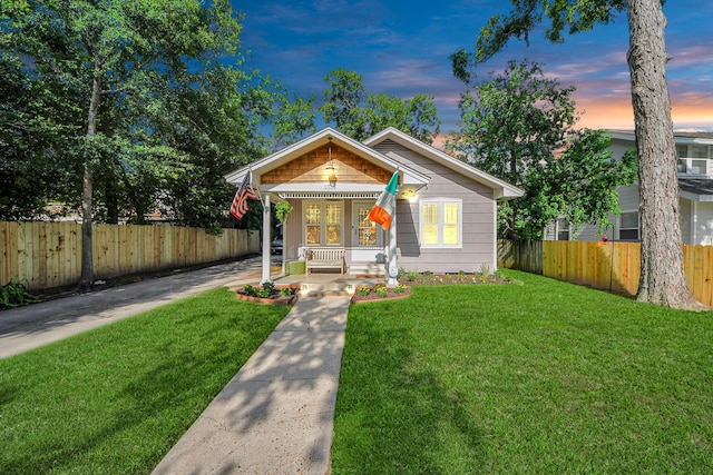 1038 Lawrence St, Houston, TX 77008 - bungalow-style home with a porch