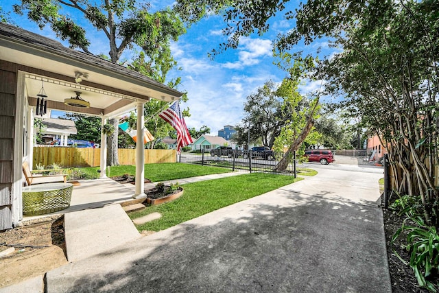1038 Lawrence St, Houston, TX 77008 - view of yard with driveway