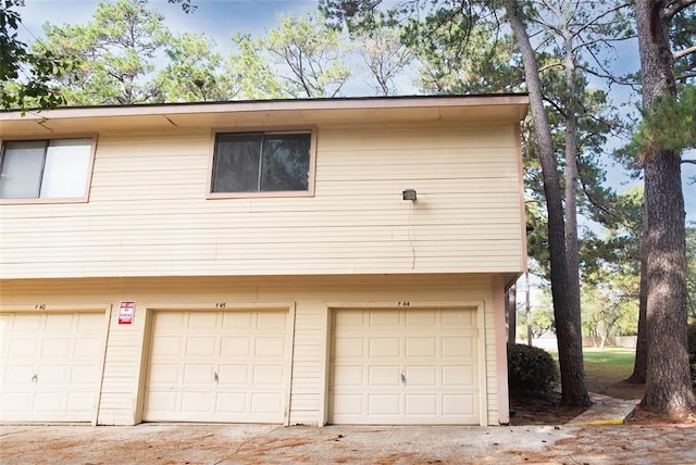16800 Sugar Pine Dr Unit F44, Houston, TX 77090 - garage featuring driveway