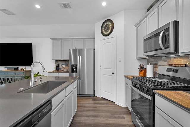 315 Coral Drift Ct, Crosby, TX 77532 - kitchen with appliances with stainless steel finishes, a sink, recessed lighting, dark wood-type flooring, and decorative backsplash