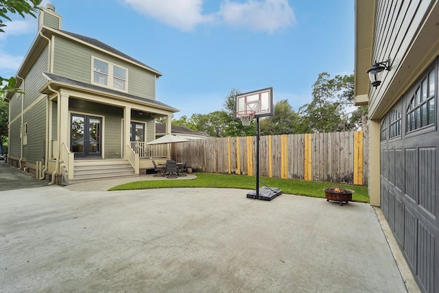 121 E 22nd St, Houston, TX 77008 - fenced backyard with an outdoor fire pit and a patio area