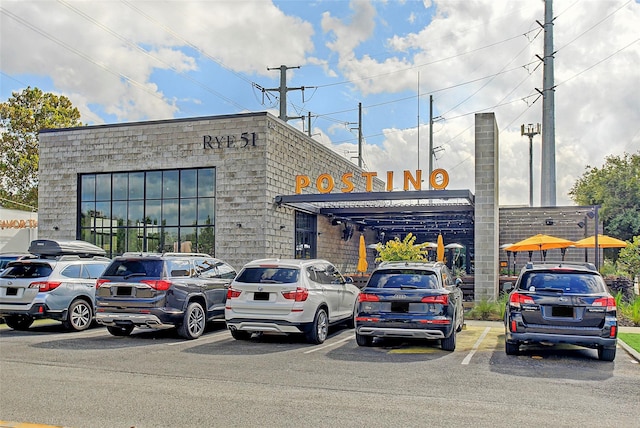 121 E 22nd St, Houston, TX 77008 - view of building exterior featuring uncovered parking