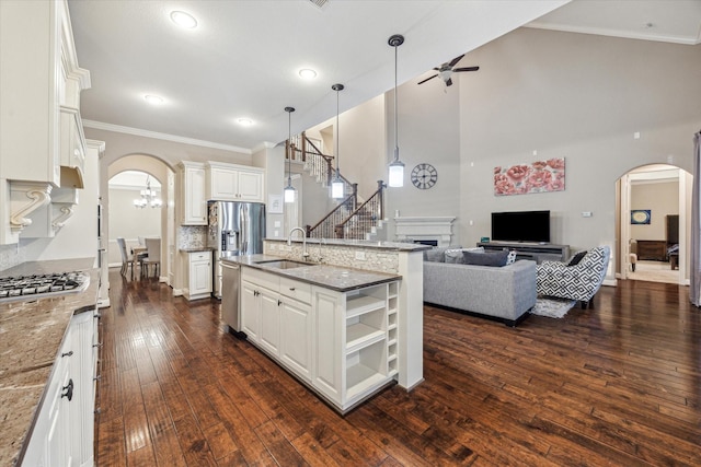 6815 Cottonwood Crest Ln, Katy, TX 77493 - kitchen featuring arched walkways, a sink, a ceiling fan, open floor plan, and stainless steel appliances
